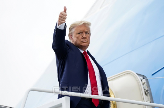 도널드 트럼프 미국 대통령이 10일(현지시간) 대선 경합주인 플로리다주를 방문하기 위해 워싱턴DC 인근 앤드루스 공군기지에서 대통령 전용기에 오르며 엄지를 치켜들고 있다.   워싱턴 로이터=연합뉴스